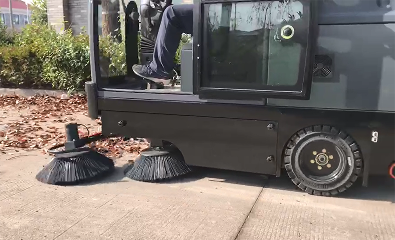 駕駛式掃地車的實(shí)用價值和優(yōu)勢